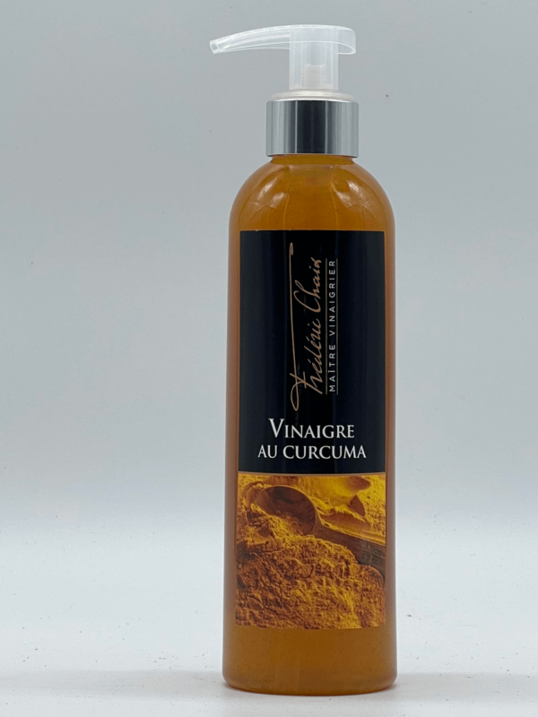 Essayez notre Vinaigre au curcuma 100 % naturel, confectionné avec passion par notre maître vinaigrier à Lisbonne. Avec son goût unique et sa couleur dorée, ce vinaigre est l'ingrédient parfait pour rehausser vos plats. Découvrez aussi les vertus médicinales du curcuma.