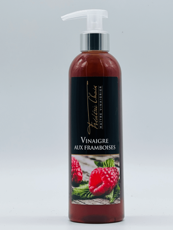 Le vinaigre aux framboises est un produit de qualité supérieure. Contrairement aux condiments simplement aromatisés aux framboises, ce vinaigre est obtenu à partir d'une véritable macération de framboises. Son arôme prononcé et agréable, ainsi que son goût résultant d'un mariage réussi entre l'acidité vineuse et la saveur sucrée du fruit rouge en font un choix parfait pour sublimer vos plats.