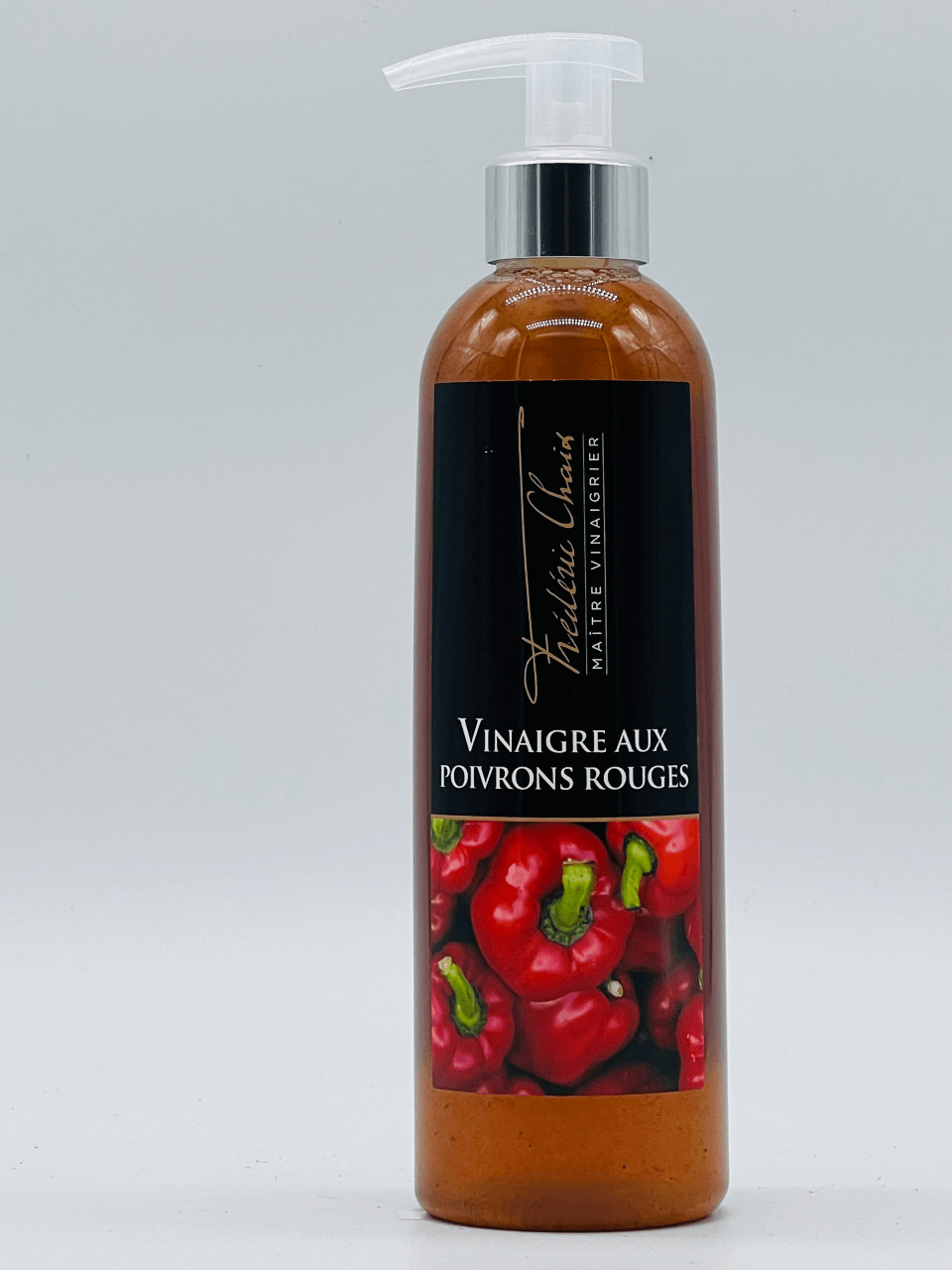 Découvrez notre vinaigre artisanal au poivron rouge, élaboré avec des poivrons entiers de qualité supérieure par notre maître vinaigrier Frédéric Chaix. Ce condiment subtil et provençal est idéal pour révéler la puissance aromatique des poivrons rouges dans toutes vos préparations culinaires. Utilisez-le pour déglacer vos viandes blanches, de l'agneau ou du veau, ainsi que pour parfumer des poêlées de seiches ou de poissons variés, ou encore pour relever le goût de vos légumes.