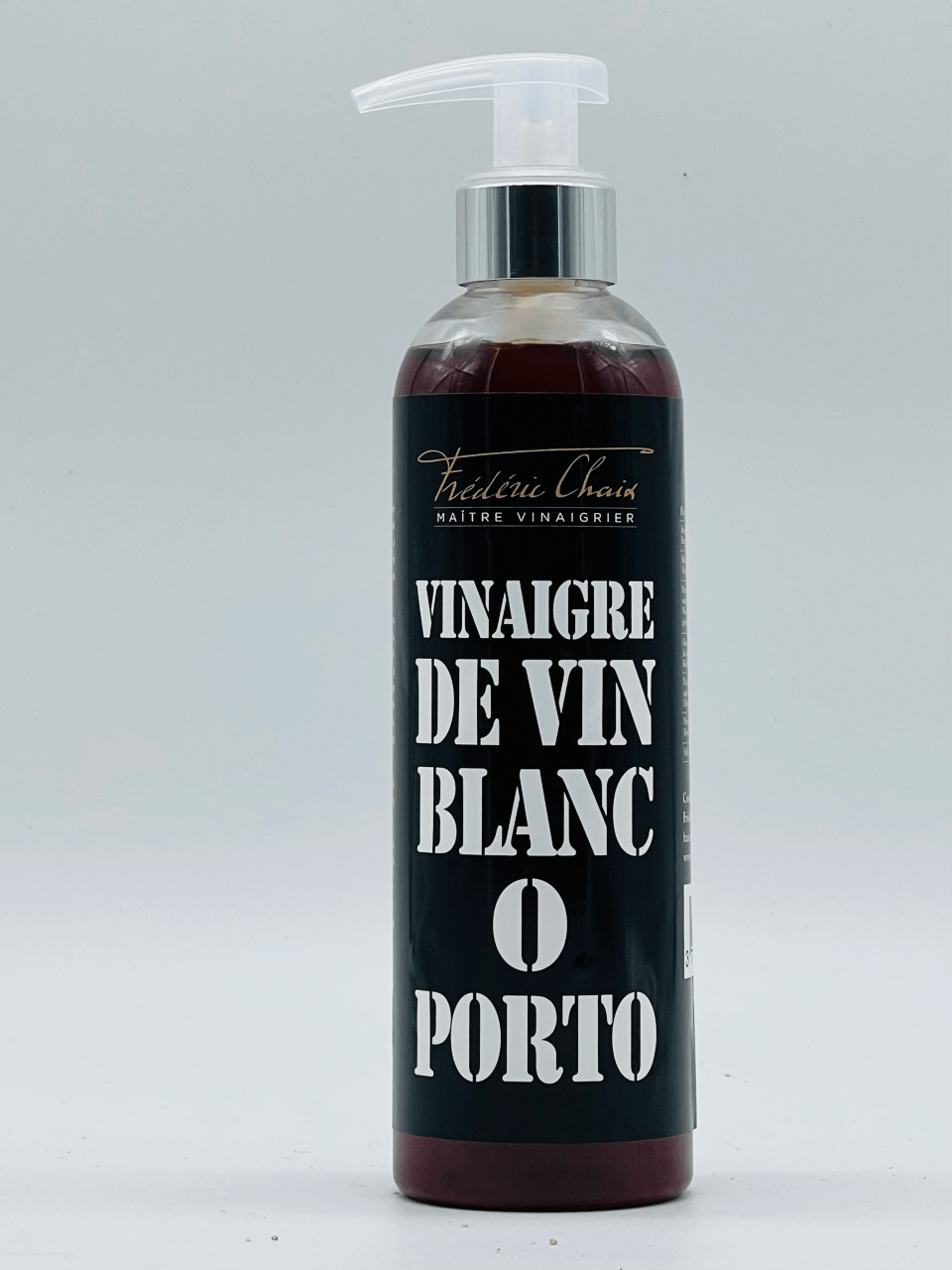 Sélectionné avec soin par notre Maître vinaigrier, Frédéric Chaix, ce condiment est la fusion parfaite entre un vinaigre de vin blanc portugais délicieux et un porto qui exalte les saveurs de cette combinaison. Le Vinaigre de vin blanc au porto est une explosion de saveurs en bouche. Son arôme subtil et puissant de fruits et de bois apporte une nouvelle dimension au vinaigre. Sa composition unique invite à un véritable voyage gustatif