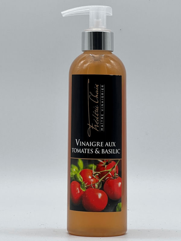 Découvrez notre vinaigre aux tomates et basilic artisanal, un mélange parfait de saveurs estivales et de fraîcheur. Ce vinaigre est idéal pour sublimer vos plats de tous les jours, ainsi que pour surprendre vos invités avec un goût frais et une texture moelleuse. Les tomates gorgées du soleil du Portugal apportent une note estivale inégalée, tandis que le basilic ajoute de la rondeur et de la permanence en bouche. Avec ce vinaigre, laissez vos papilles voyager du Portugal à la Méditerranée le temps d'un repas !