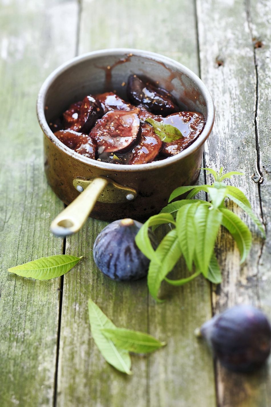 Compotée de figues au miel, crème balsamique aux cerise noires et verveine