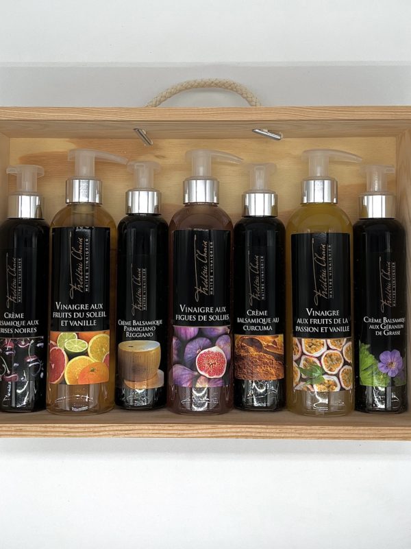 Plongez dans une expérience culinaire extraordinaire avec notre Kit Découverte de vinaigres balsamiques artisanaux. Du fruité au fleuri en passant par les épices, explorez une gamme complète de saveurs exquises. Profitez de notre offre spéciale et laissez-vous séduire par la qualité et la passion de notre production artisanale.